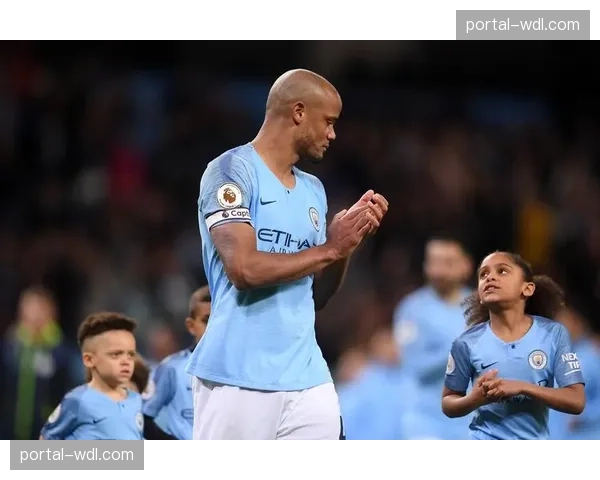 通讯：伊蒂哈德球场为俱乐部传奇人物孔帕尼举行简短纪念仪式