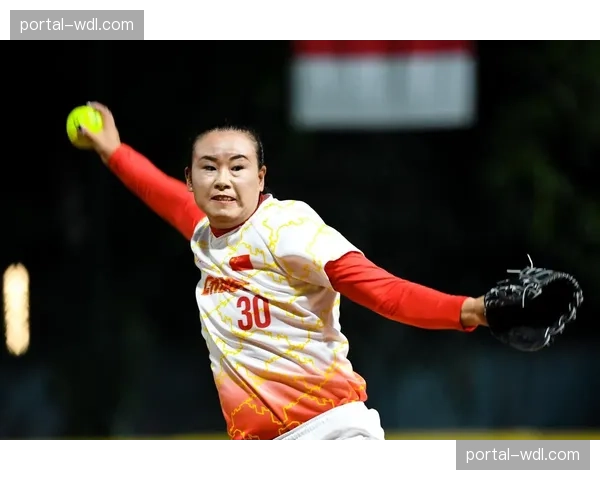 跨界合作：知名时尚品牌推出女子垒球运动员联名服装系列